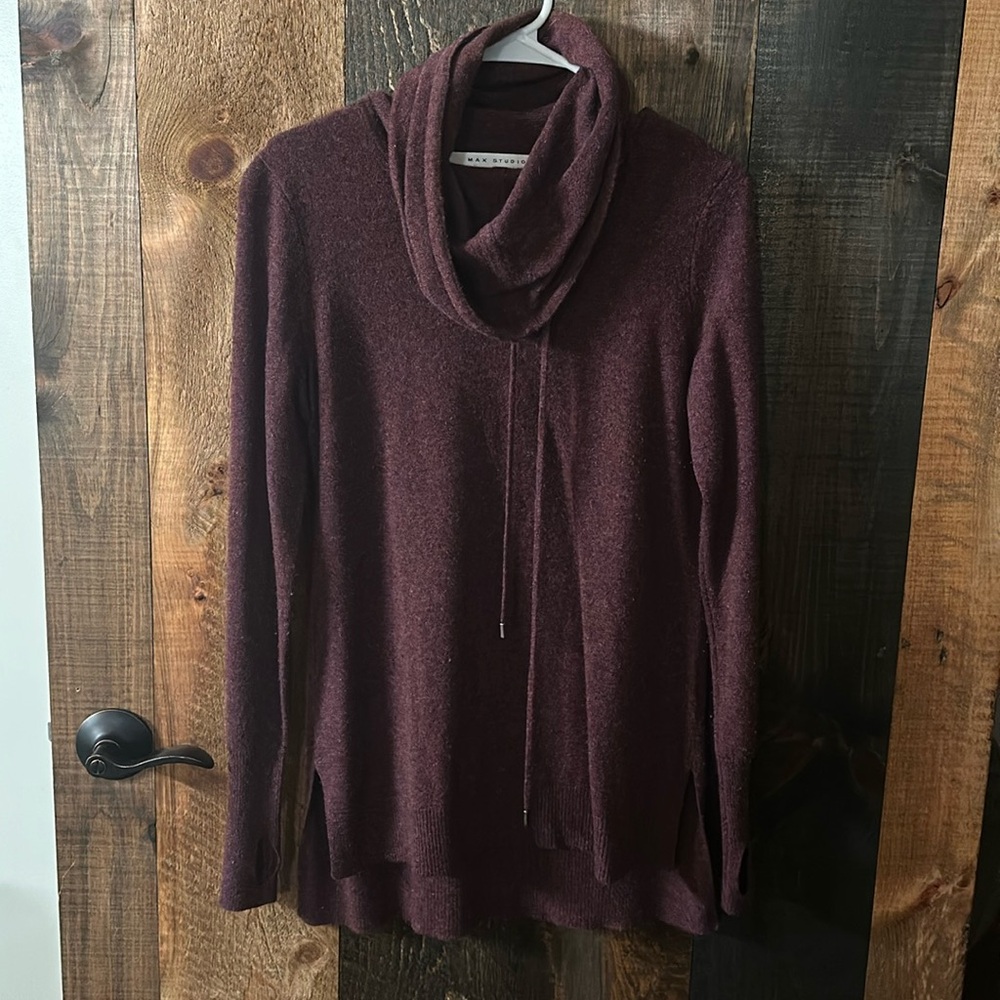 Cashmere sweater with thumb holes